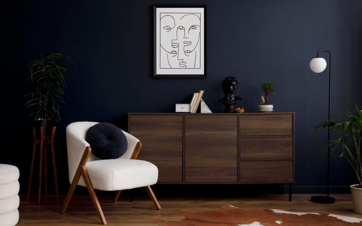 Cum amenajezi un living cu mobilier închis la culoare