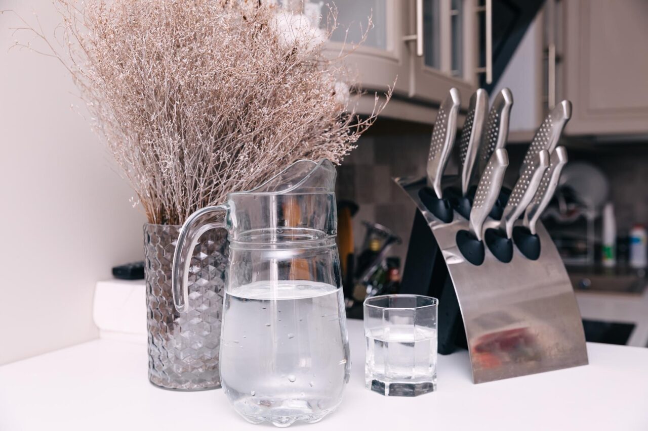 Filtrare apei în casă: cum să elimini impuritățile fără plastic
