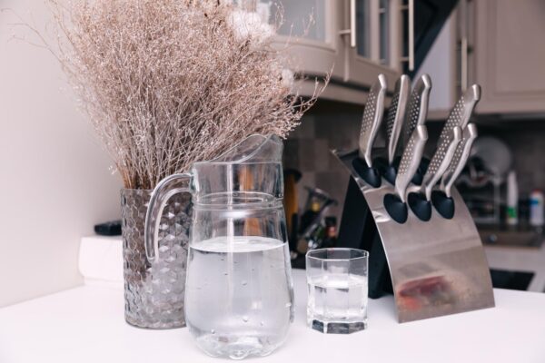 Filtrare apei în casă: cum să elimini impuritățile fără plastic