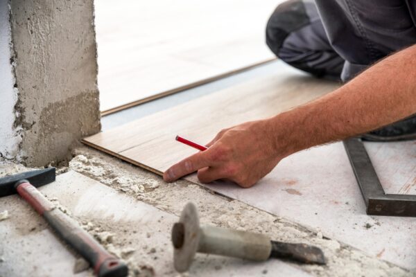 Cum se montează parchetul laminat corect, de la primul până la ultimul rând
