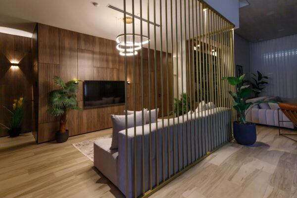 Cum să separezi spațiile deschise fără pereți: soluții moderne și elegante