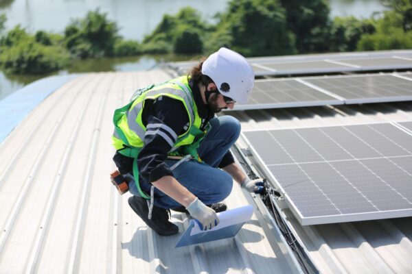 Ce este un optimizator pentru panouri fotovoltaice și când este util