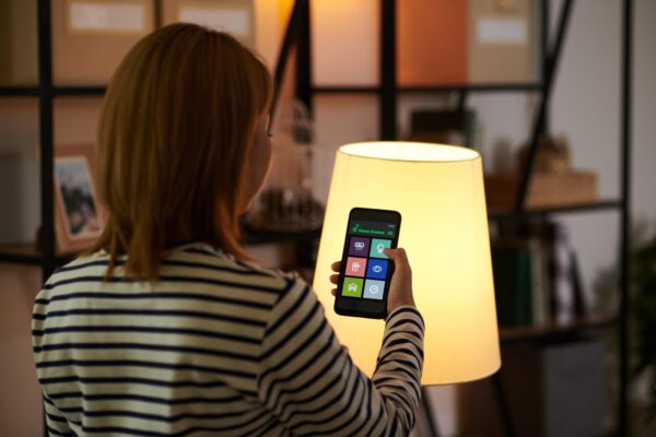 Becuri LED inteligente cu control prin aplicație: confort și economie