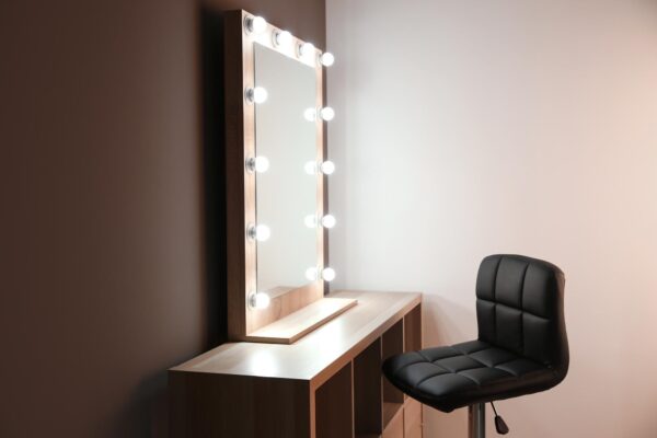 Ce dimensiune alegi pentru o măsuță de machiaj cu oglindă luminată