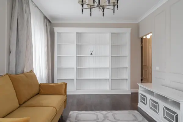Mobilă până în tavan în living: când merită și cum o integrezi