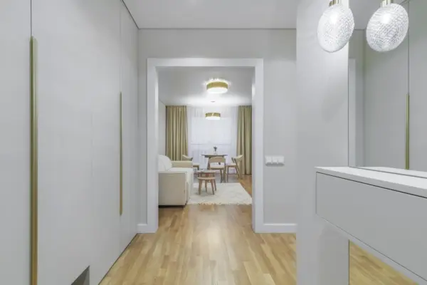 Hol deschis spre living: cum delimitezi discret zona de intrare