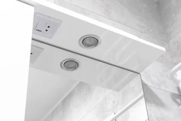 Baie fără fereastră: ce planifici pentru lumină, ventilație și confort